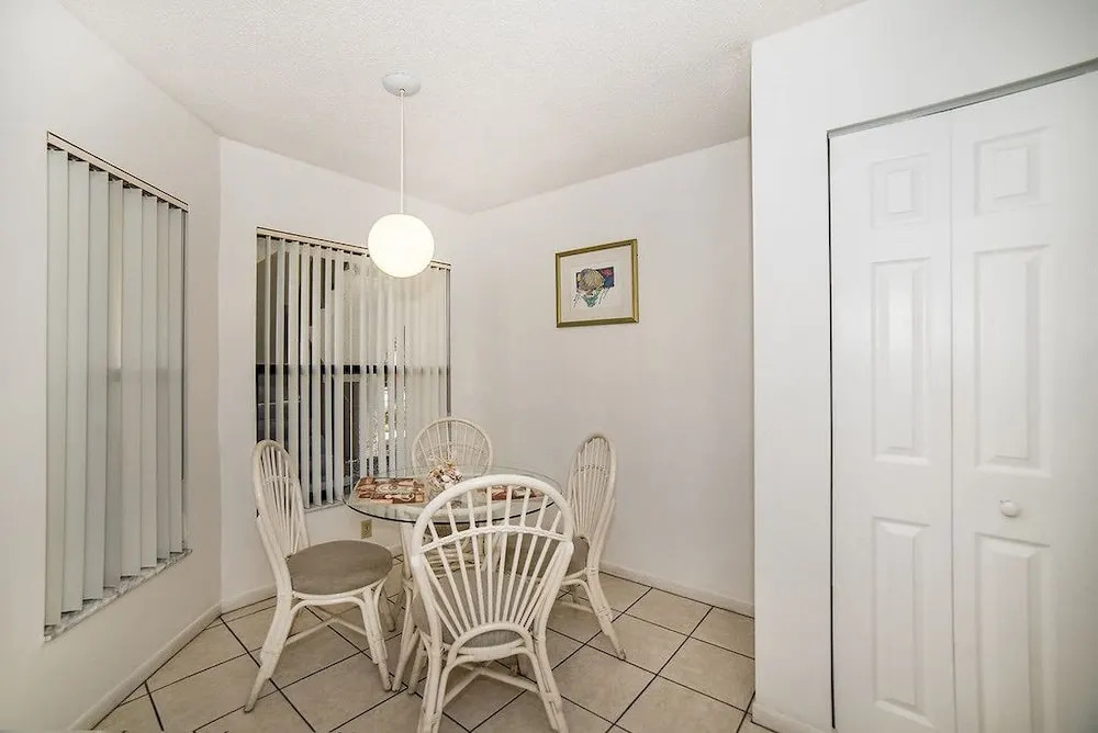 Shorewalk lakeview condo close to IMG