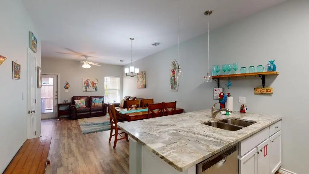 BC202 Funky Parrot, Heated Saltwater Pool, Short Walk to Beach, Gameroom