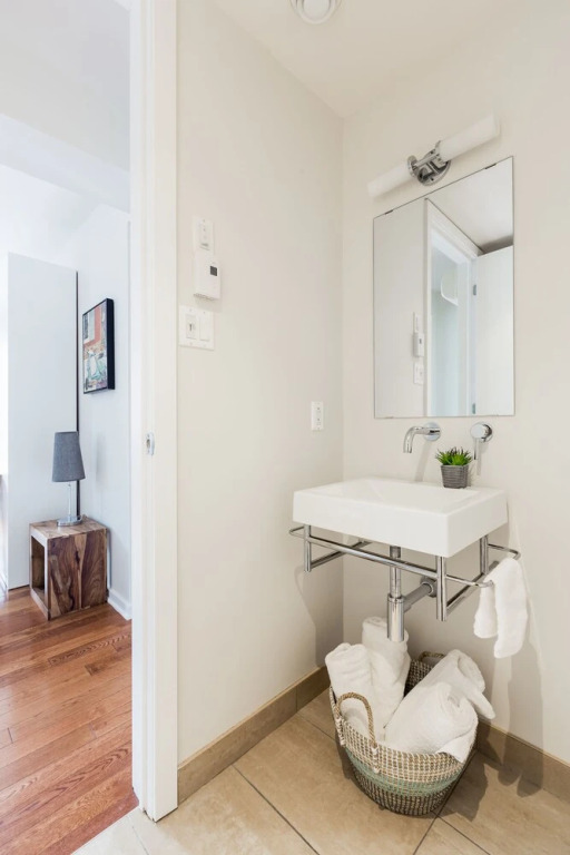 MTLVacationRentals - Suite Mont-Royal - 3 queen beds, 1,5 Ba