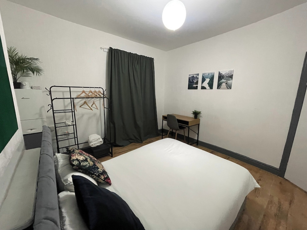 Large 4-bed Home, Free Parking, Near City Center