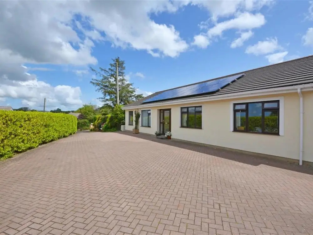 Detached Holiday Home With Cosy Interior, Large Garden and Unique BBQ hut