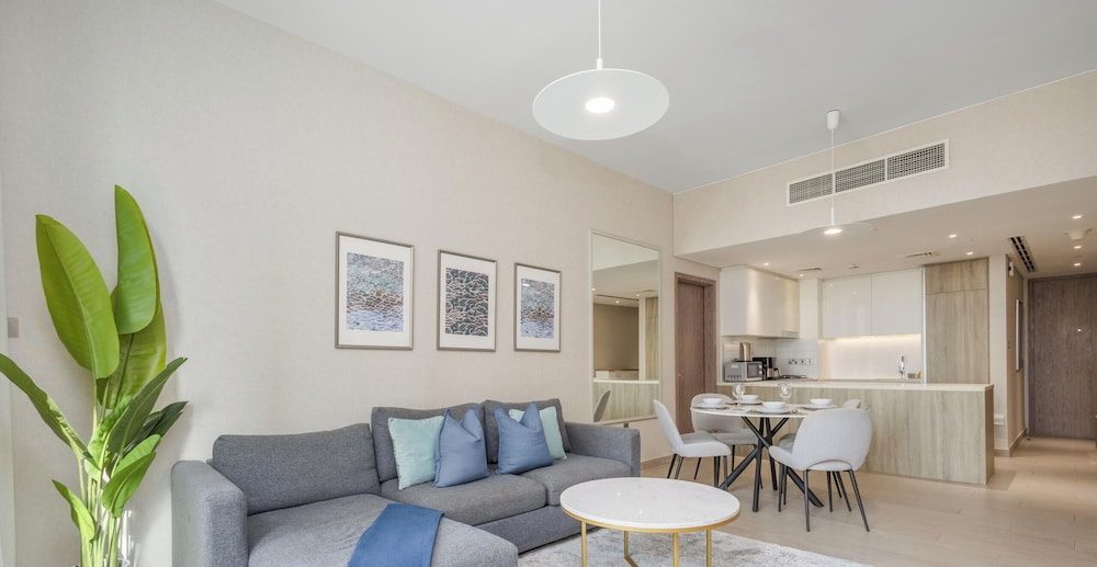 LUX LIV Contemporary Marina Suite 2