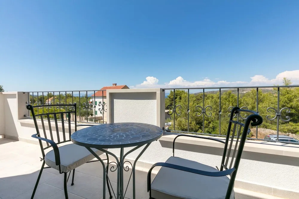 Villa Makarac - Heated Pool, Beach 140m & Kids Playground I Brač