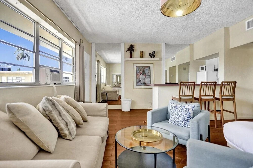 Lovely 2br/1bath, Hallandale Beach, Outdoor Pool & Free Parking!
