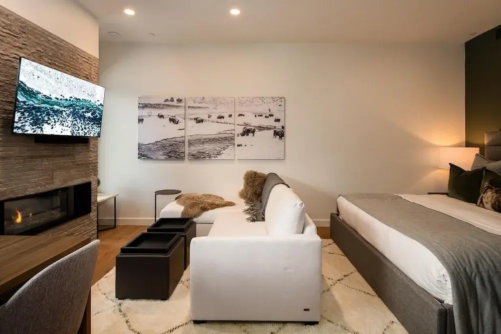 230 Lakelodge 1 Bedroom Condo
