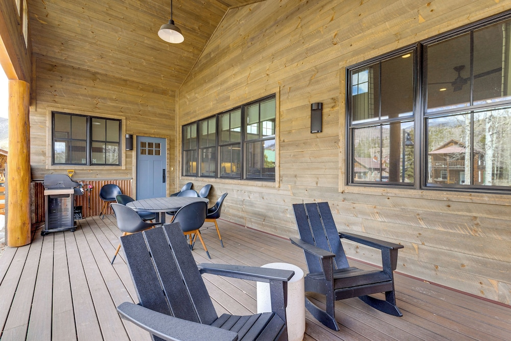 Mountain Views: Luxurious Grand Lake Escape!