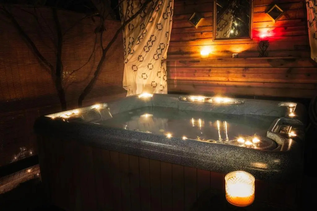 The TreeHouse - Rocking Chair Deck with Hot Tub below, Walking Distance to Downtown Helen, Sleeps 5