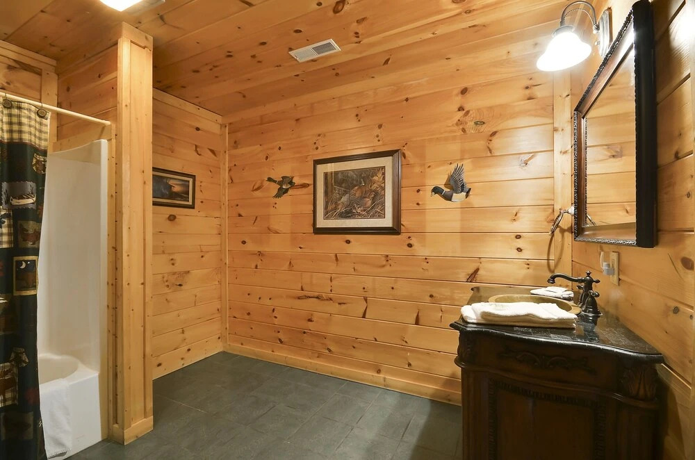 Spacious Cubby Bear Cabin with Private Hot Tub by Redawning