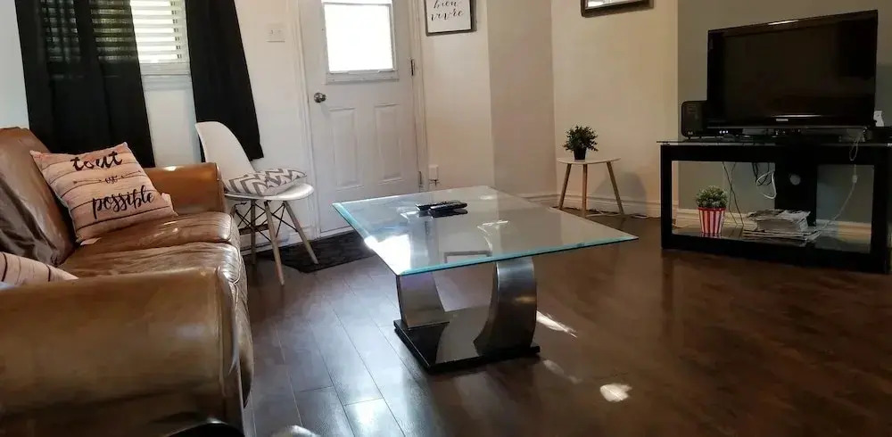 Stylish Apartment, One Bedroom, Parking, Near Everything