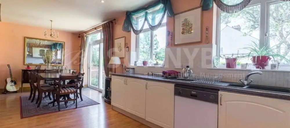 Beautiful 4-bed House in Sutton