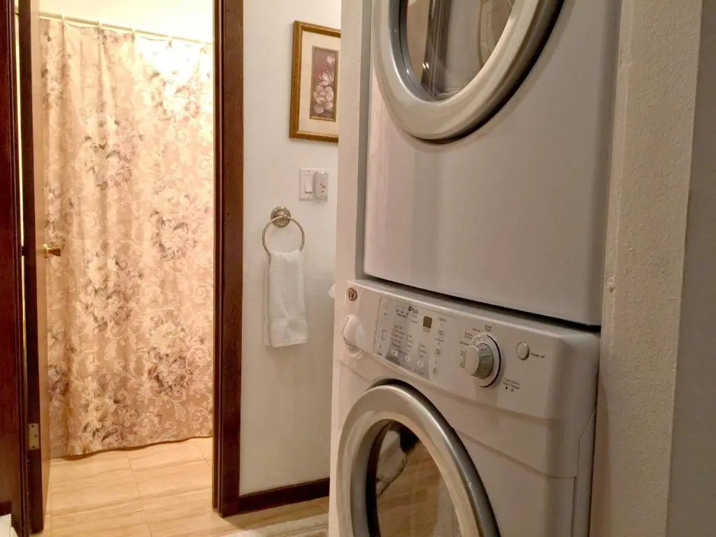 Snowater Condo #31 - 2 Story Condo with WiFi- Sleeps 4 - Beautifully decorated!