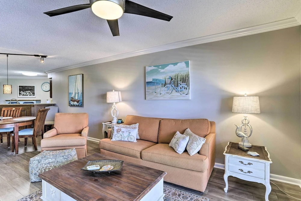 Sunlit St Petersburg Condo w/ Community Pool