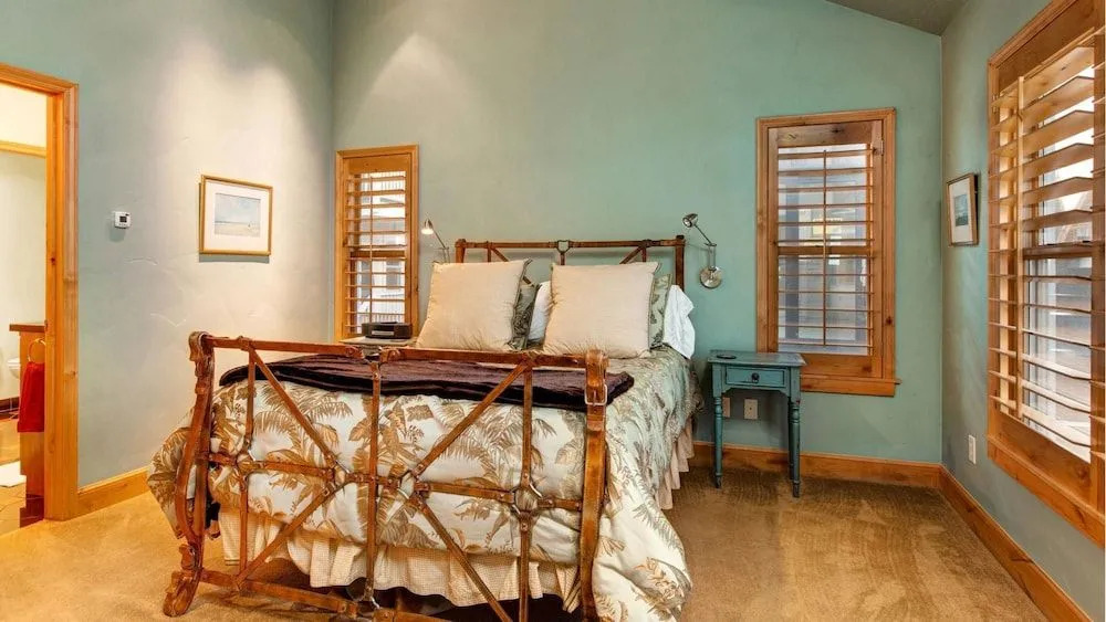 Town Lift Gem 4 Bedroom by RedAwning