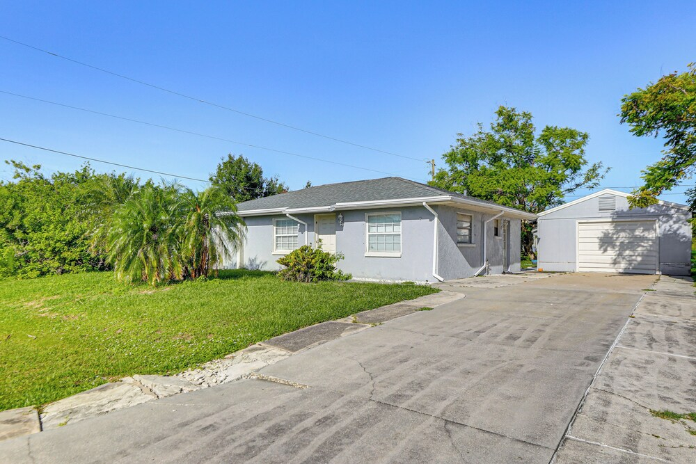 7 Mi to Beach: Cozy Home w/ Yard in Englewood!