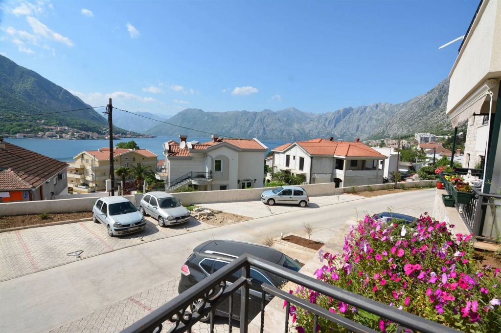 ROOMS & APARTMENTS DOBROTSKI DVORI
