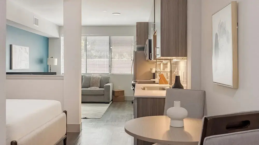 Landing Stylish 1BD Gym Clubhouse