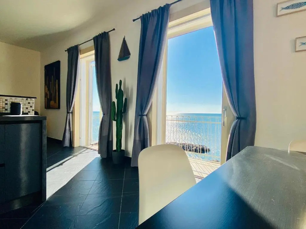 Sea View Apartment 5 mt from the beach