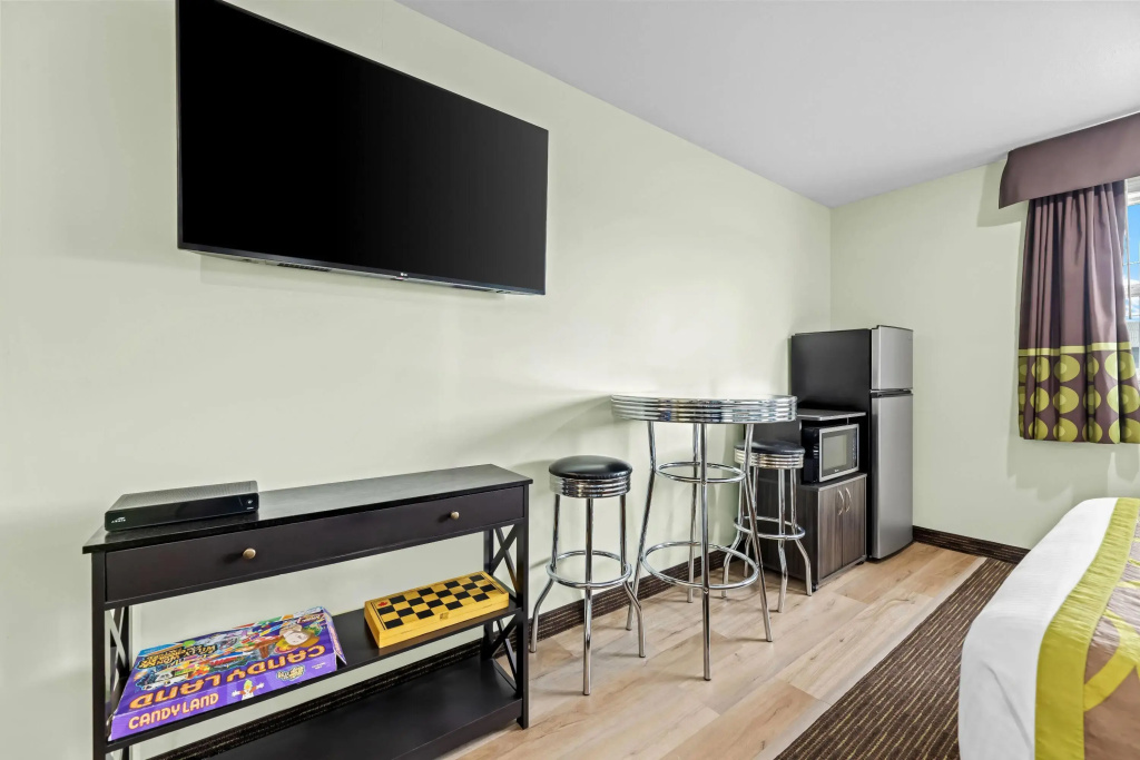 Super 8 by Wyndham Saskatoon Near Saskatoon Airport