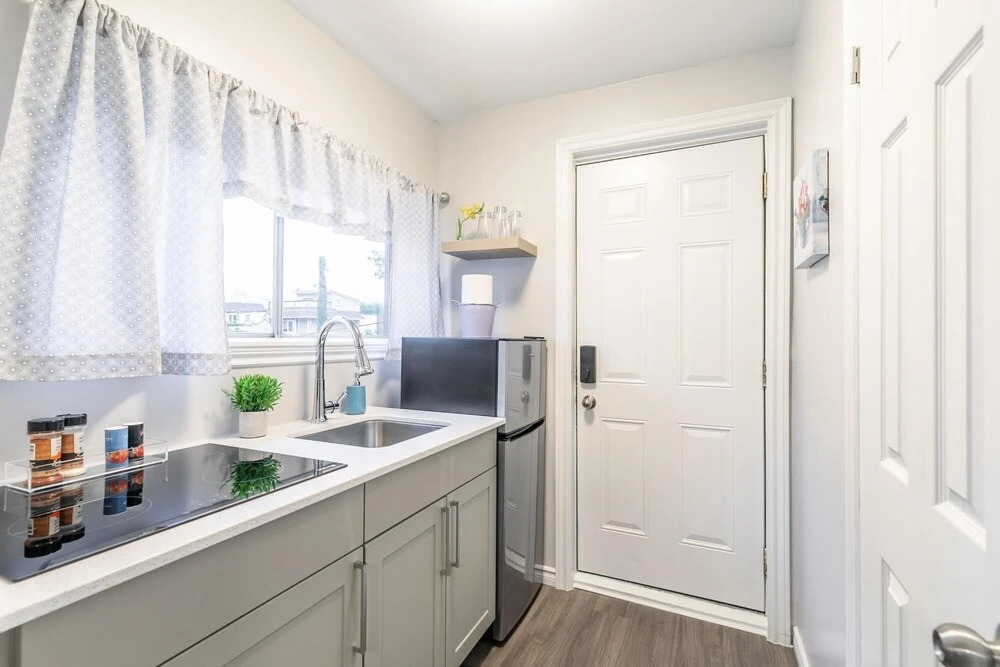 Newly Renovated 1BR Studio Apt - Prime Walk Score