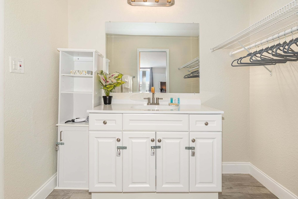 2050 E Irlo Bronson, 1bed