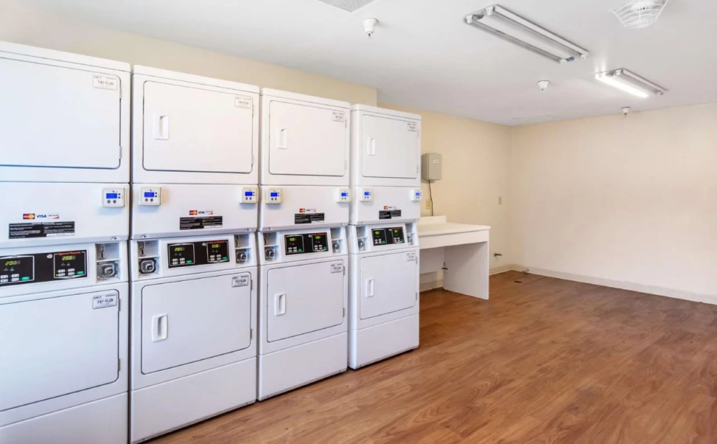 HomeTowne Studios by Red Roof Colorado Springs - Airport