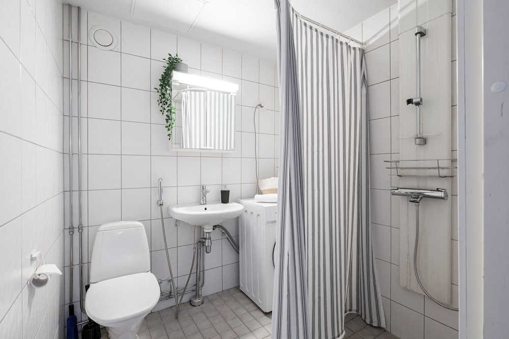 Spacious Downtown Apt with Balcony that Hosts 10
