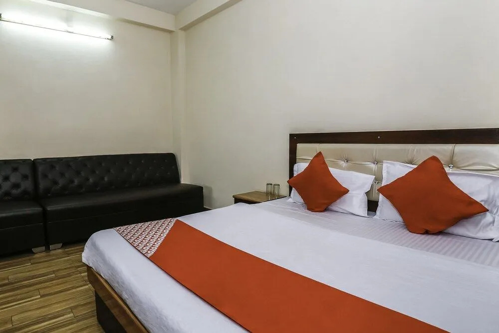 OYO 27825 Hotel Royal