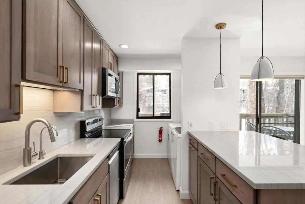 Renovated 3 BR, 2 BA on the River - Walk to Gondola