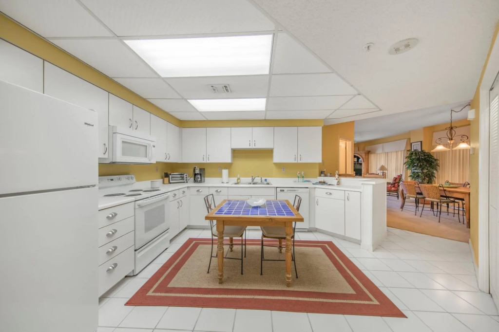 Beachfront condo with wraparound balcony & pools