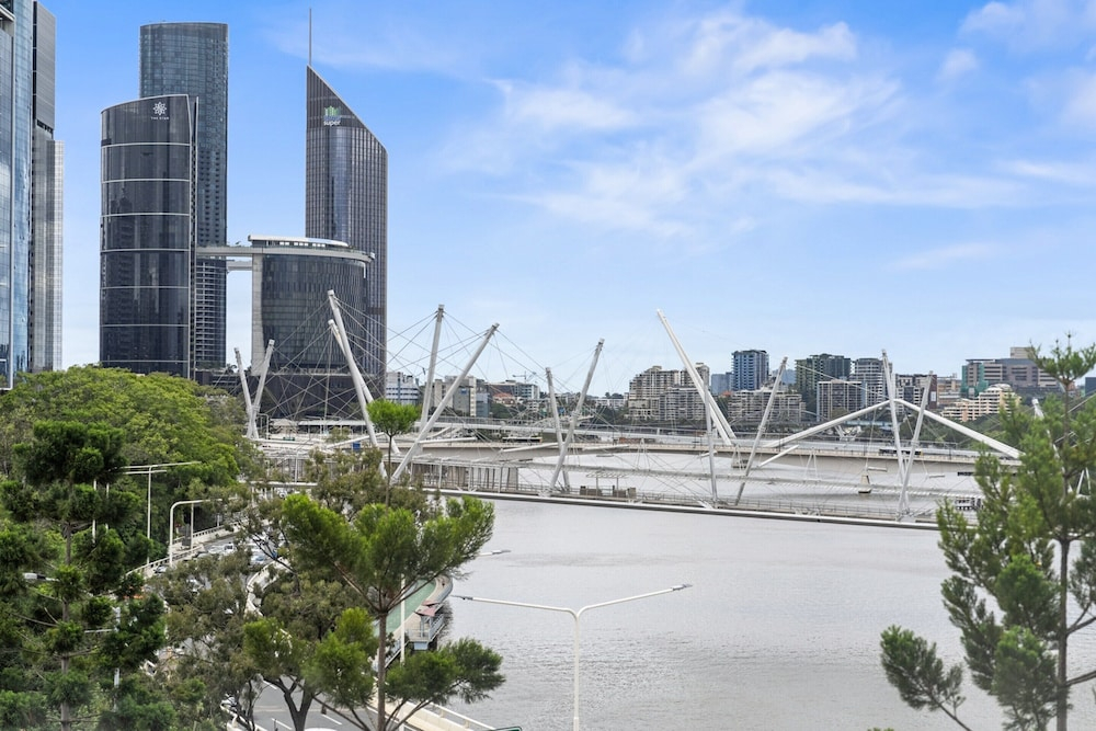 Bright Inner-city Stay Near Roma Street