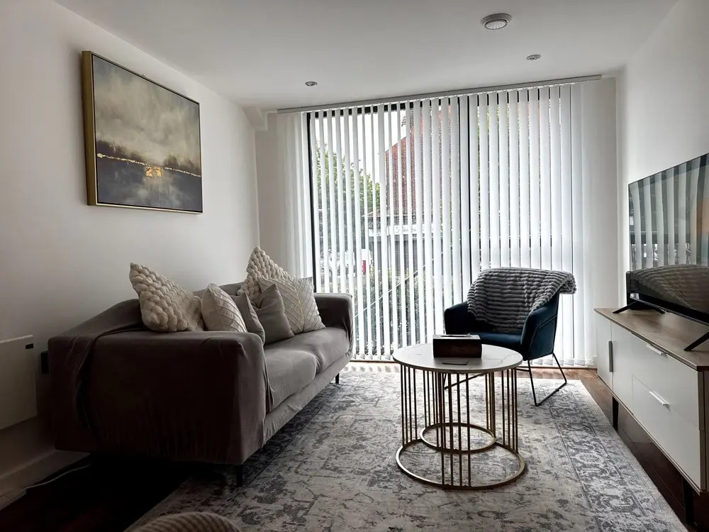 Stylish 2-bed Apt-private Parking-10mins to Centre