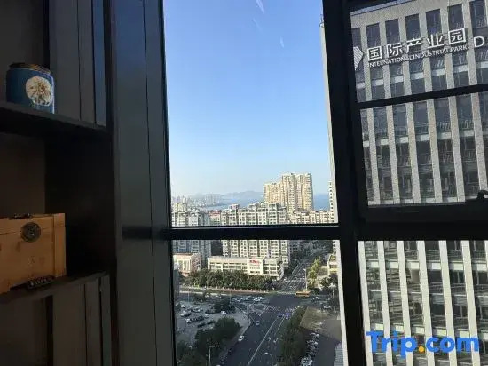 Cheery Dragon Hotel Weihai Jiuzi holds