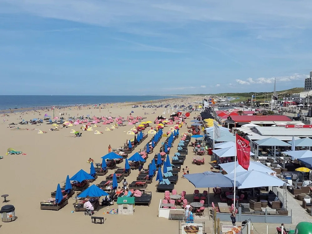 Picturesque Family House in Nice Area, Ideally Located Between Town And Beach
