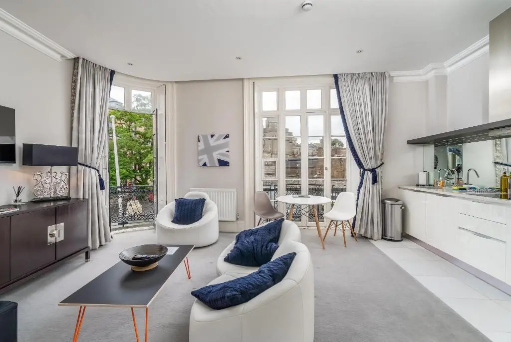 Stunning 1Bd with Castle View