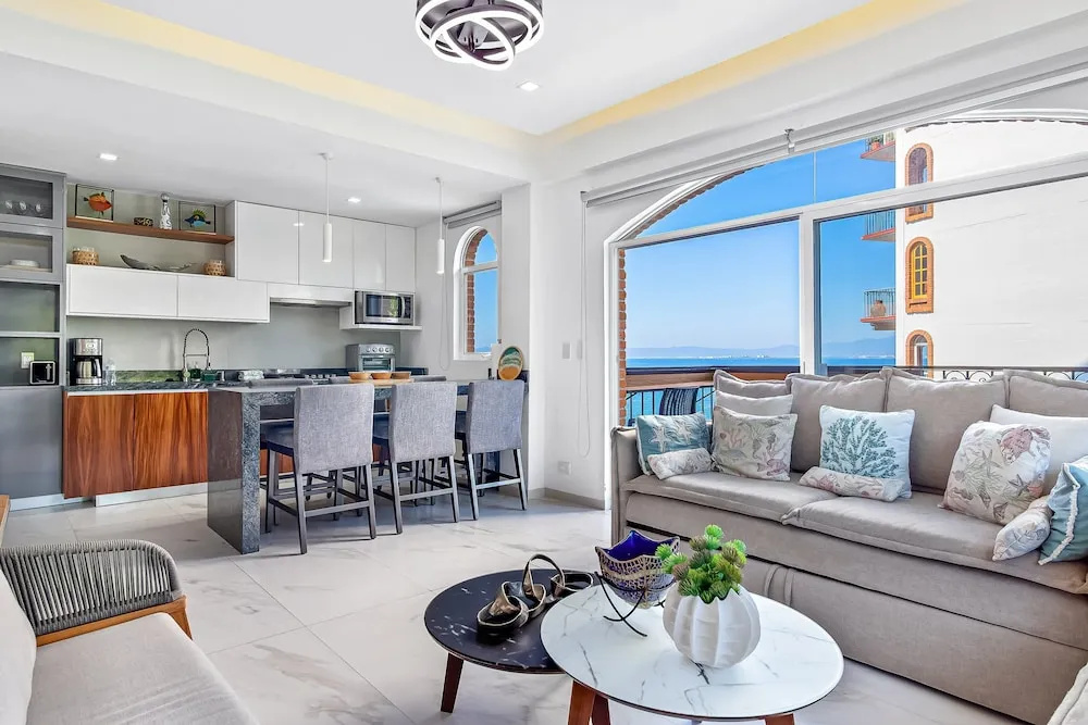 Charming Beach Apartment With Pool and Beach Access, Full Kitchen and Wifi