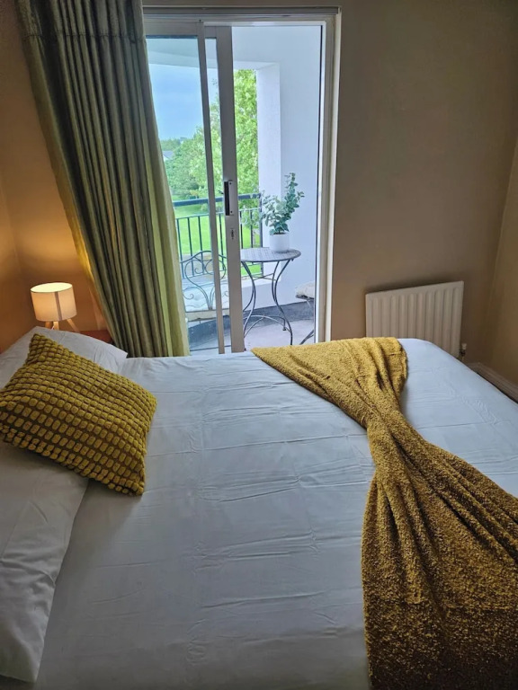 Stunning 6 Bed House With Private Garden in Galway
