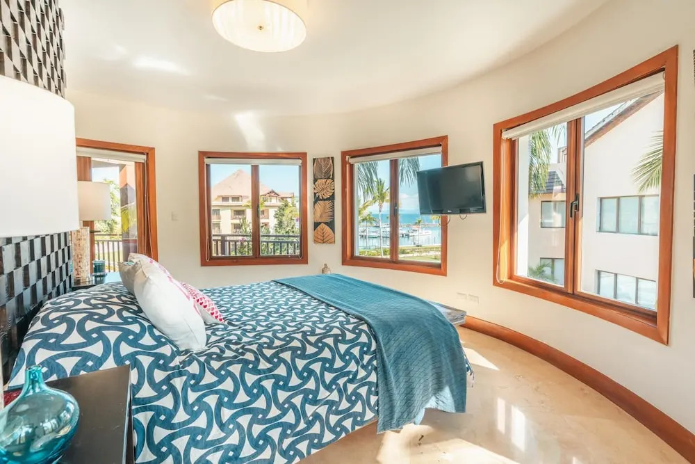 Penthouse w Jacuzzi and Ocean View Puerto Bahia