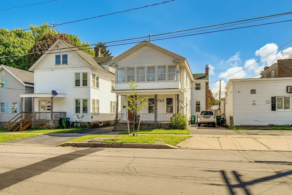 Walk to Lake Ontario & Parks! Lovely Apartment