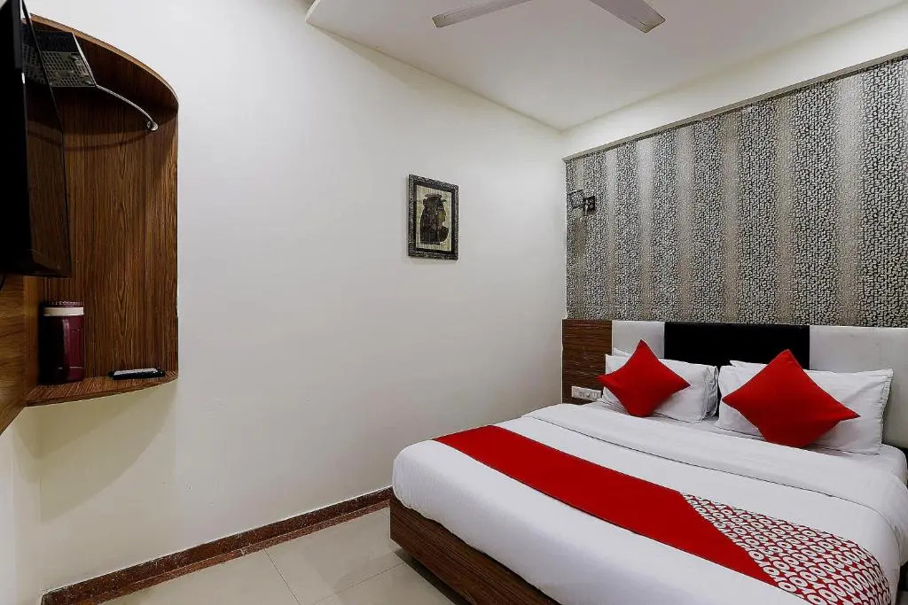 OYO 82033 Hotel Grand Plaza
