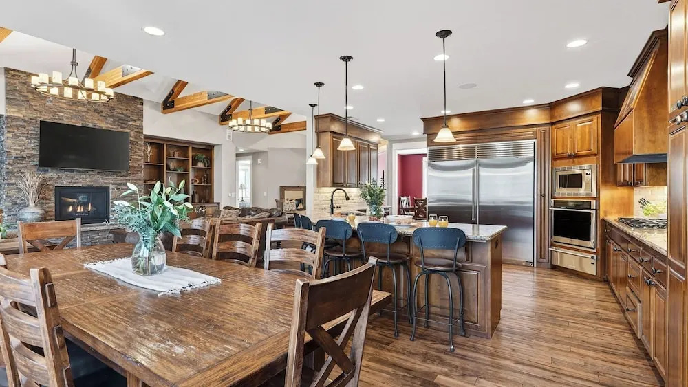Mulligan Estate by Avantstay Sunriver Retreat + Hot Tub + Game Room + Bikes + Near Trails & Golf