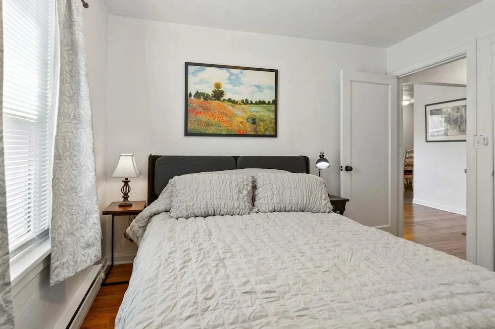 Blue Bungalow - Close To Downtown & Autzen 2 Bedroom Home