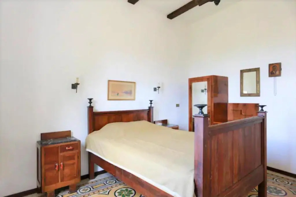 Tuscan villa with views and pool. Hosts up to 15