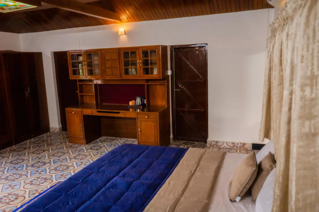 3 bedroom holiday home with free parking & Wi-Fi