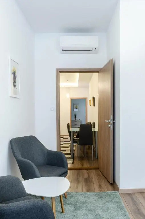 Luxury apartment in the main centre, 3BDR,3BTHR,AC