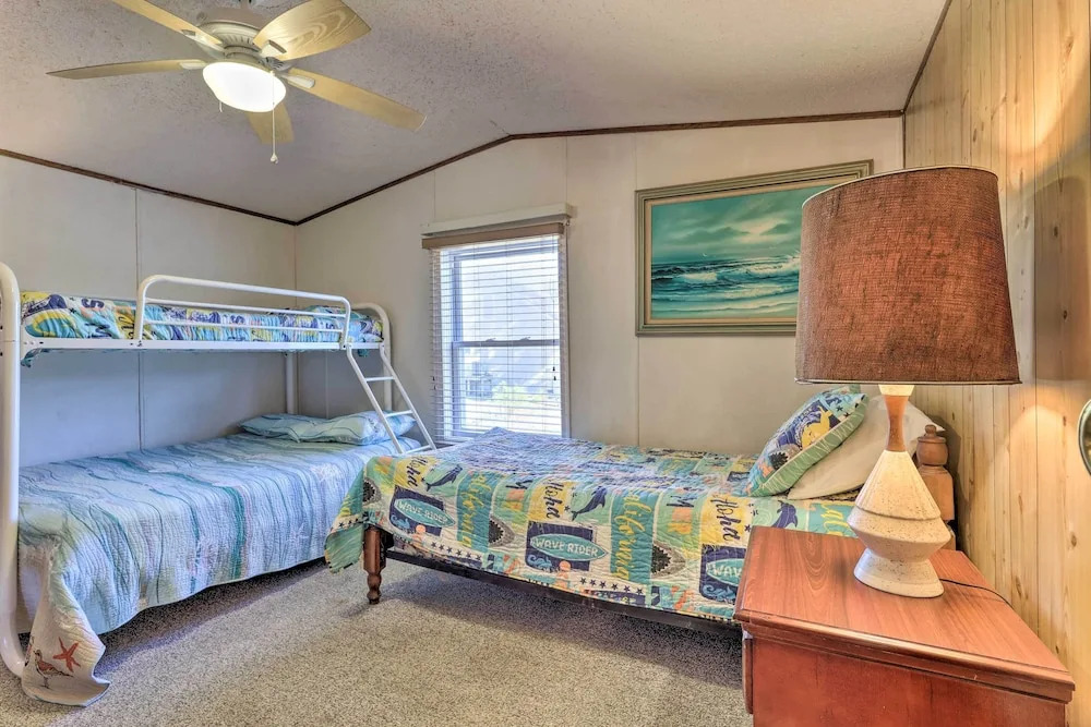 Quaint Chincoteague Island Hideaway w/ 2 Porches!