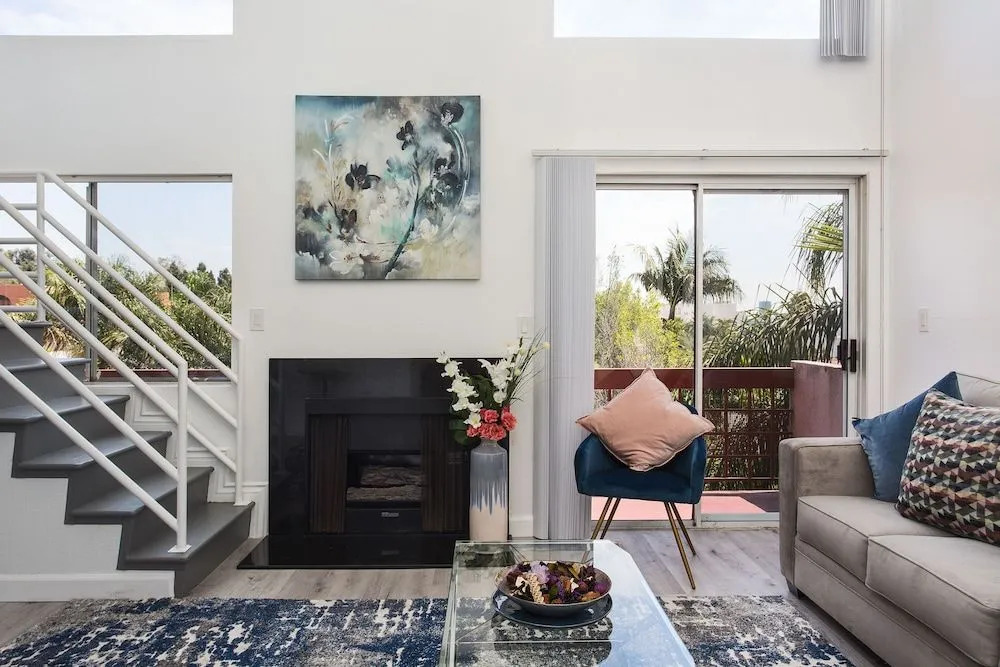 Luxurious 2BD & Den Hollywood Apartment