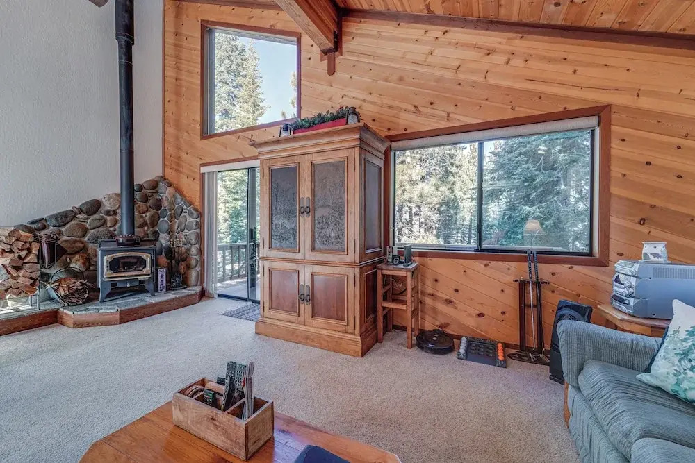Home 1 Mi to Downhill Ski Resort: Bring Your Pets!