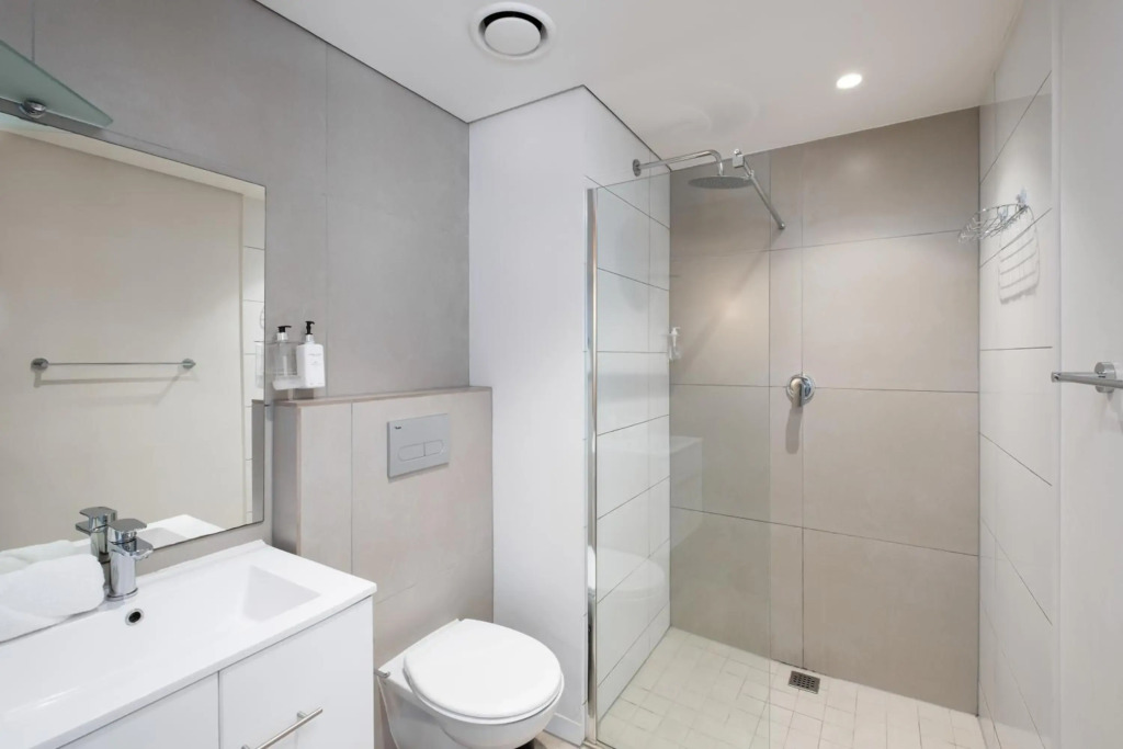 Modern Two Bedroom Unit, Mountain & Harbour Views