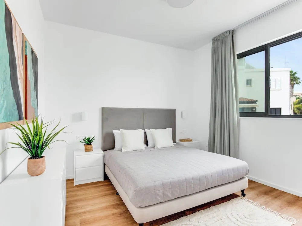 Sanders Olive - Chic 1-bdr Apt With Shared Pool