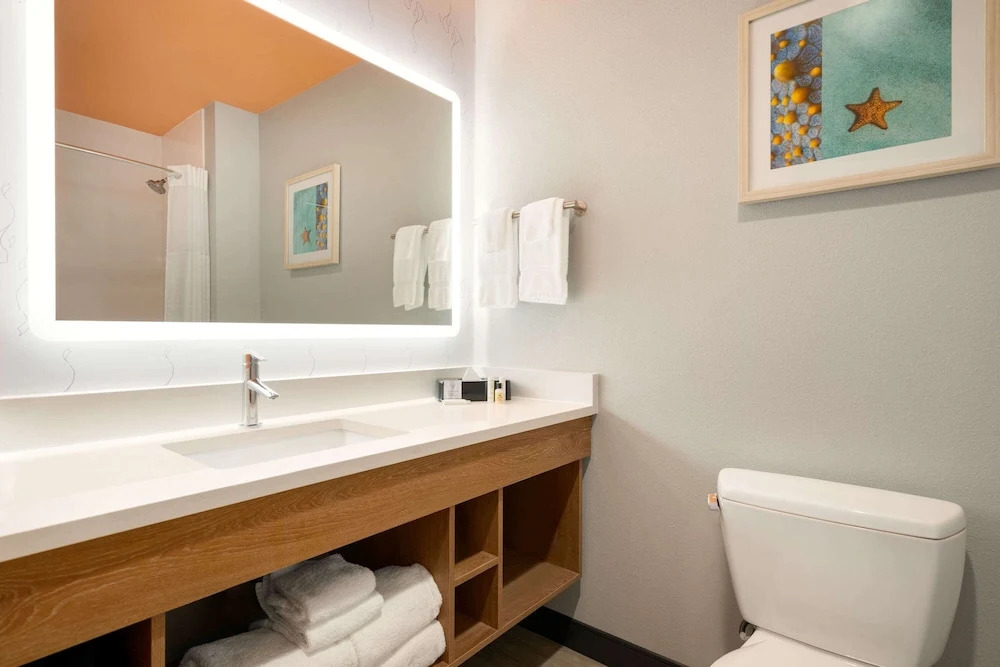 La Quinta Inn & Suites by Wyndham San Antonio Seaworld LAFB